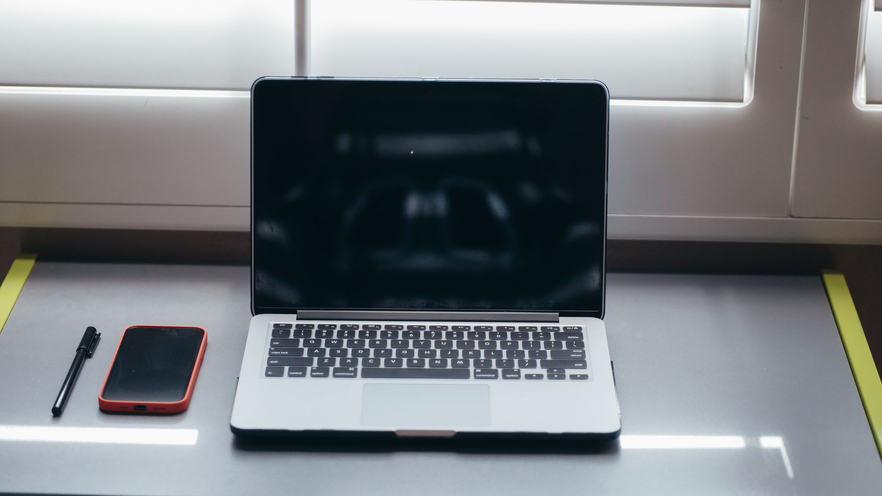 Aufgeräumter Arbeitsplatz für Konzeption und Webdesign